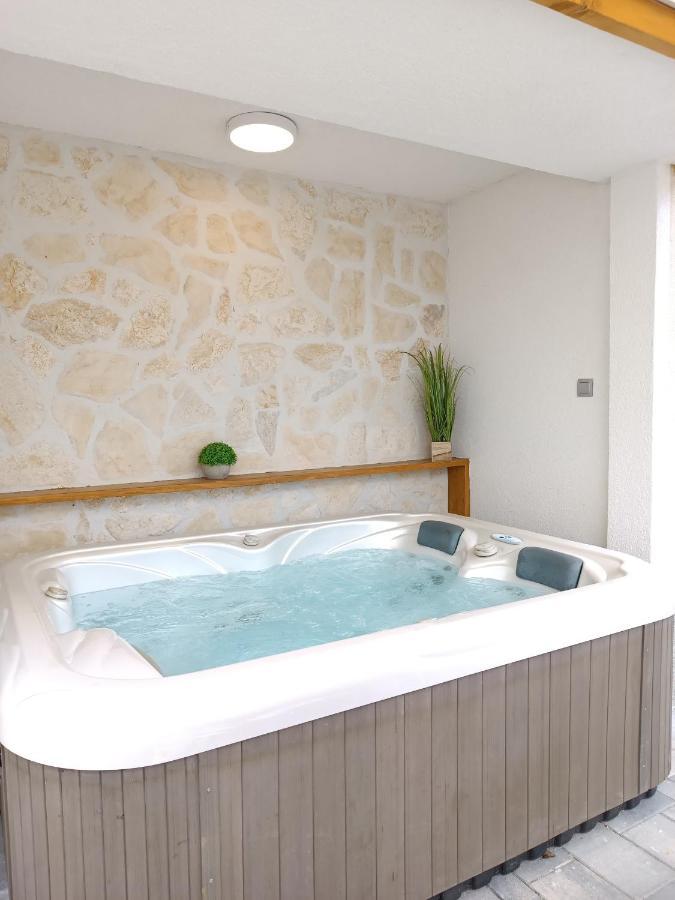 Tonina - House With Terrace, Jacuzzi, Free Parking Apartment Split Bagian luar foto
