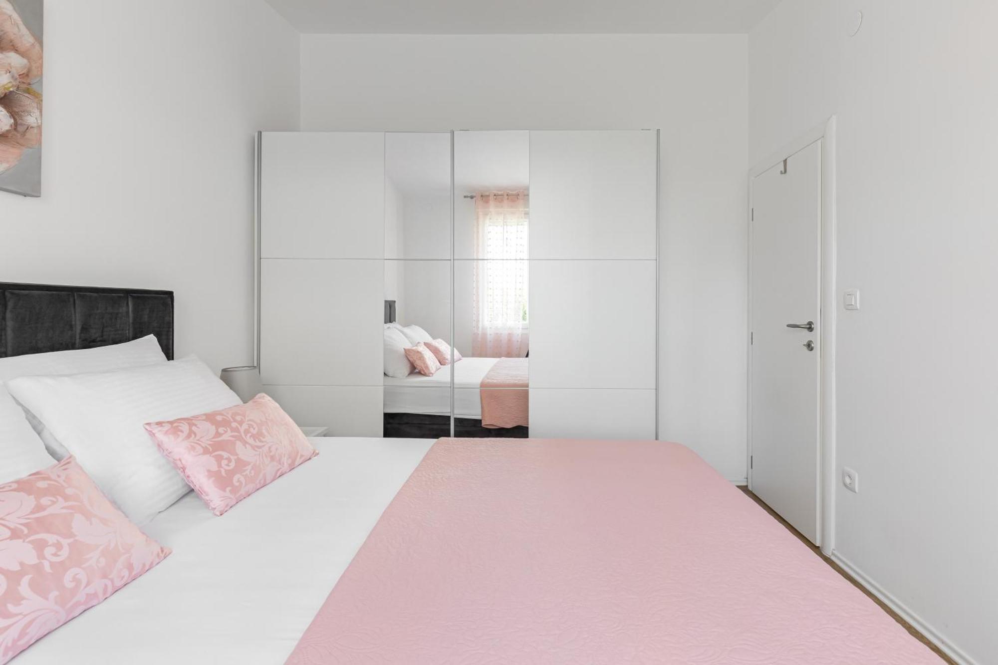 Tonina - House With Terrace, Jacuzzi, Free Parking Apartment Split Bagian luar foto